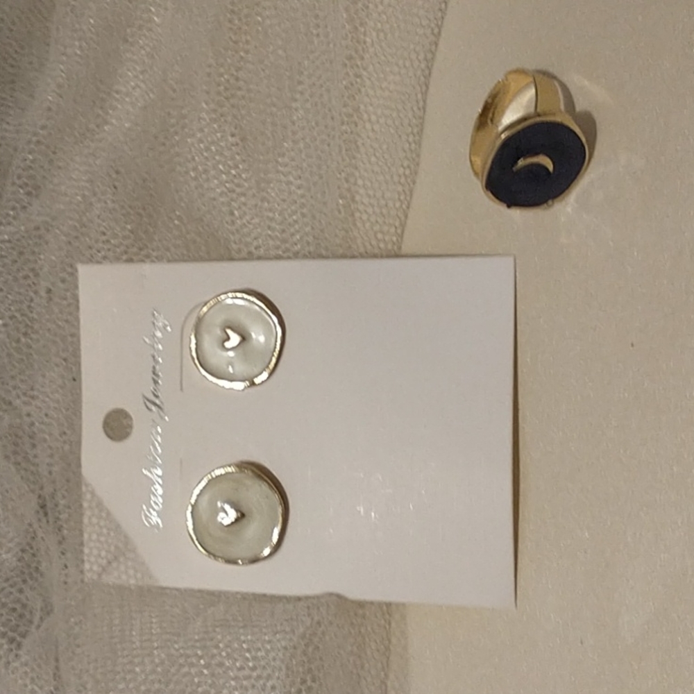 Pretty Enamel Earring Set with a bonus Ring! - Picture 4 of 10